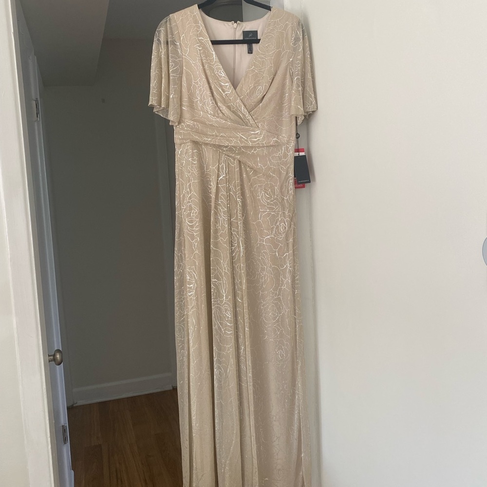 NWT floor length women’s dress size 10 Adrianna papell